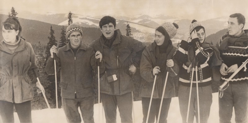 Фотографія. В. Івасюк зі знайомими у горах. Лютий 1968 року.