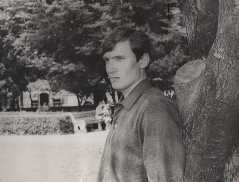 Фотографія. В. Івасюк у скверику. 1968 рік.