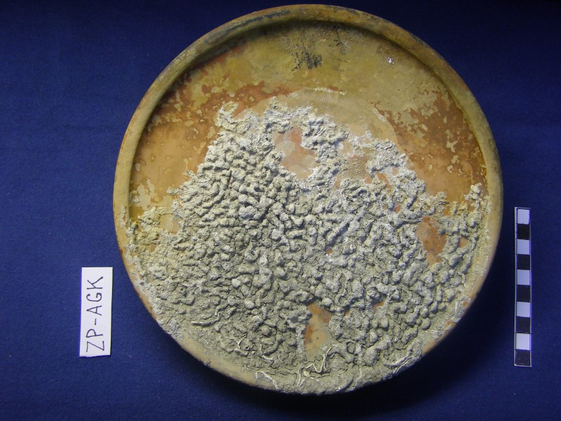 Чорнолакова тарілка на широкому кільцевому піддоні