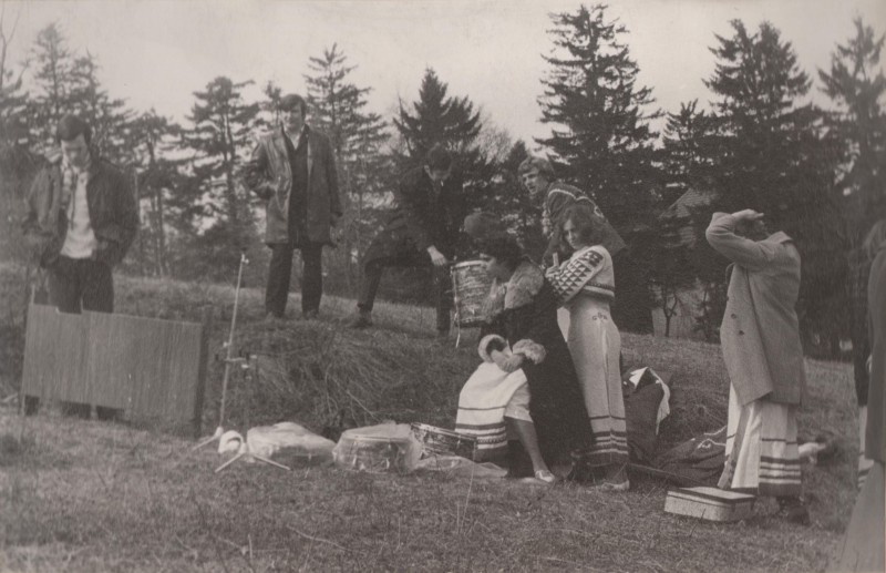 Фотографія. В. Івасюк біля членів групи "Смерічка". 1975 рік.