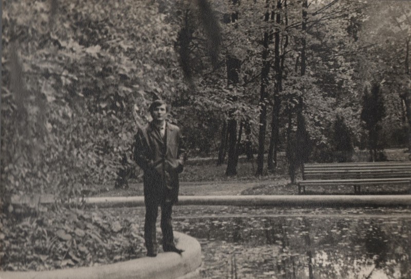 Фотографія. В. Івасюк стоїть біля води в університетському парку. 14 жовтня 1973 року.
