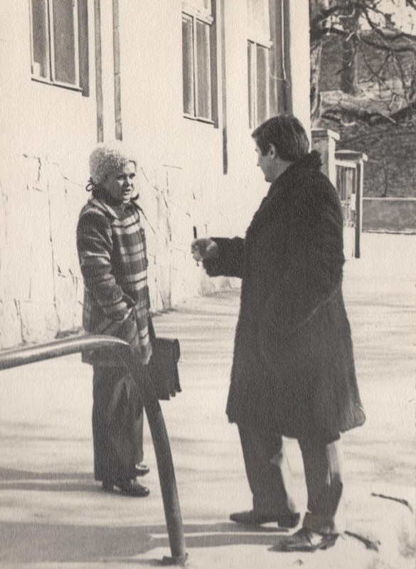 Фотографія. В. Івасюк розмовляє на вулиці з дівчиною у пальто. 1973 рік.