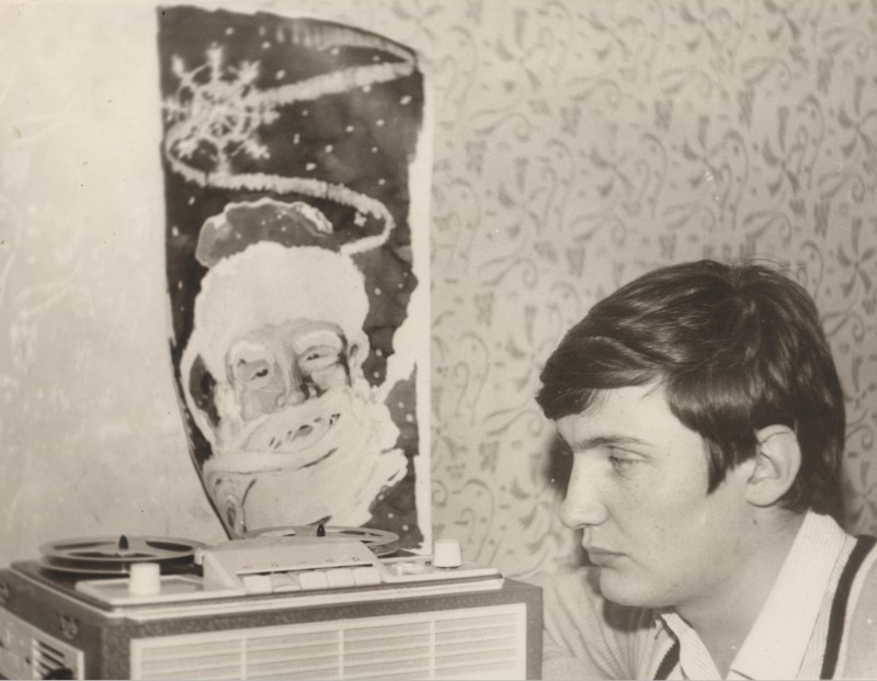 Фотографія. В. Івасюк слухає магнітофон. Січень 1968 року.