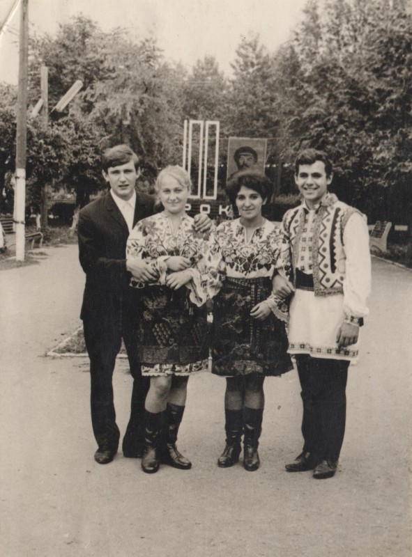 Фотографія. В. Івасюк із двома дівчинами та хлопцем у національних костюмах. 1968 рік.