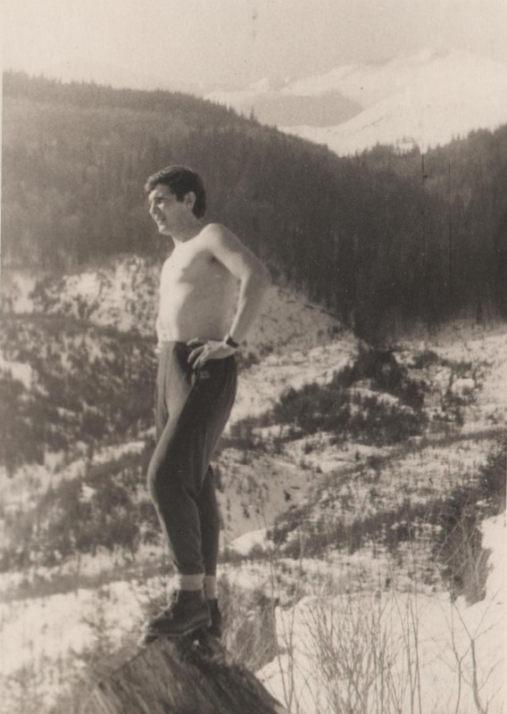 Фотографія. В. Івасюк стоїть на камені і дивиться вдалечінь. Початок лютого 1968 року.