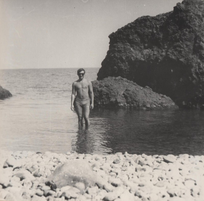 Фотографія. В. Івасюк у плавках посеред моря. Феодосія. Серпень 1973 року.