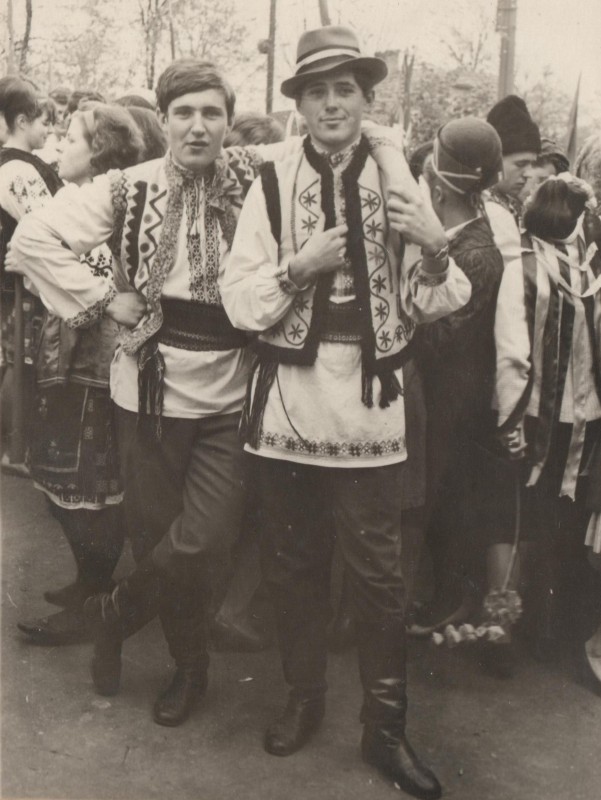 Фотографія. В. Івасюк з В. Новицьким у костюмах народного ансамблю медінституту. 7 листопада 1967 року.