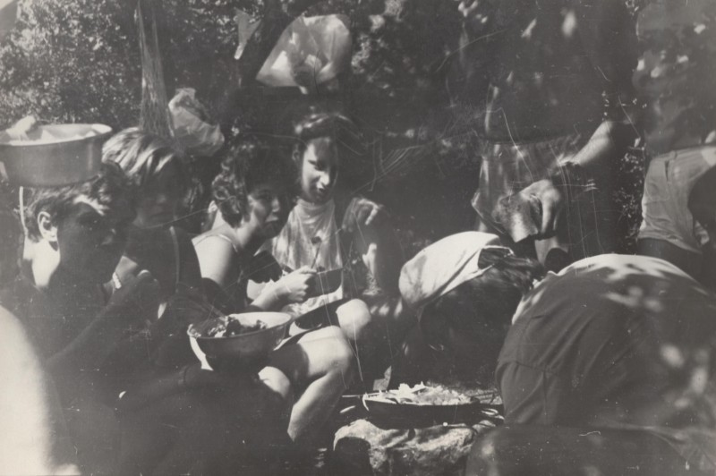Фотографія. В. Івасюк їсть у групці людей, поряд пательня з їжею. 1973 рік.