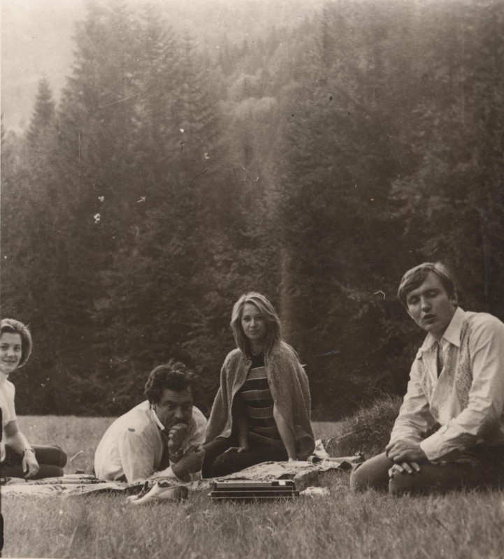 Фотографія. В. Івасюк із Тимчуком Іваном, Дариною Тимчук-Крисою та іншою жінкою на траві. Болехово. Жовтень 1973 року.