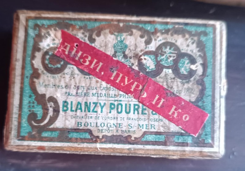 Коробочка з перами для чорнильних ручок.