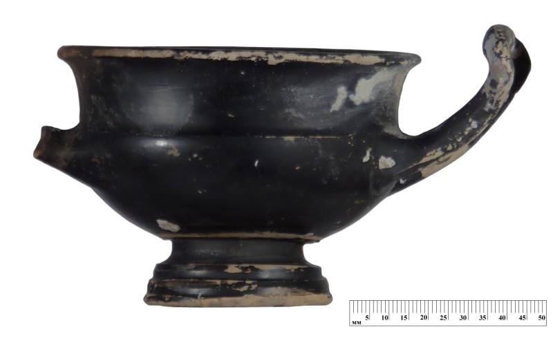 Чорнолакова чаша-канфар