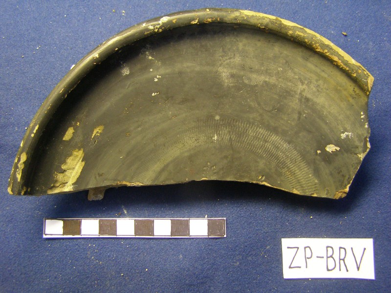 Частина чорнолакової тарілки