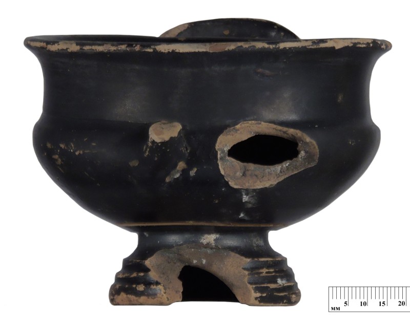 Чорнолакова чаша-канфар