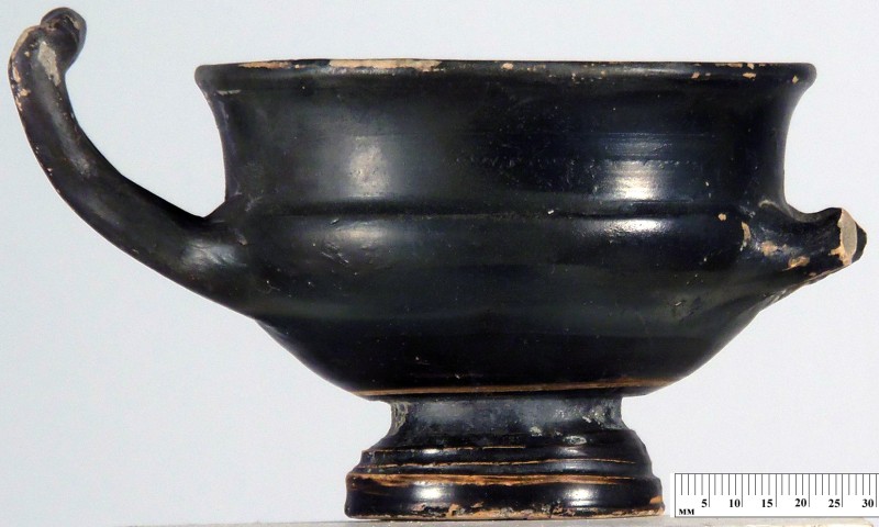 Чорнолакова чаша-канфар