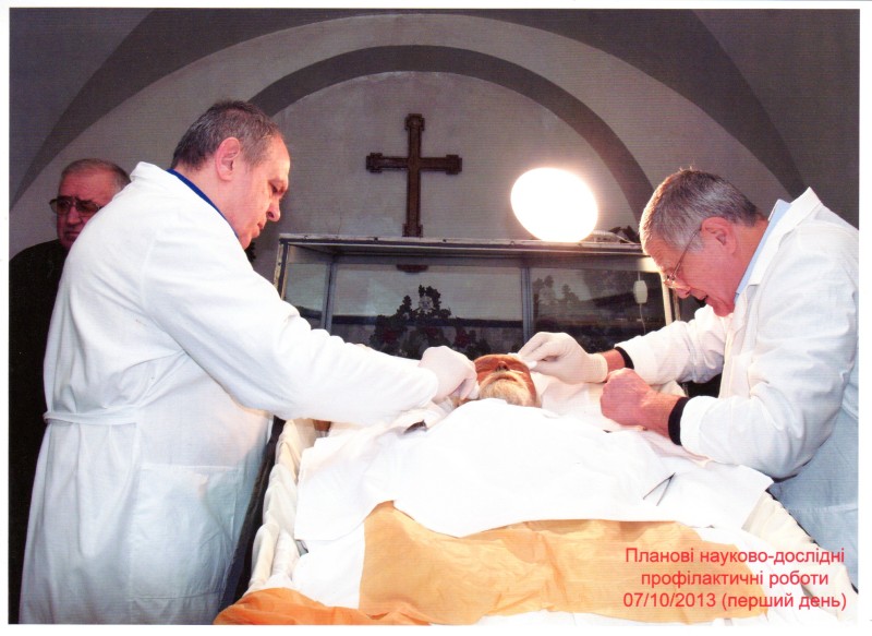 Фото. Автор - Кланца О.П. 2013 р. Планові науково-профілактичні роботи зі збереження набальзамованого тіла М. І. Пирогова 07-08.10.2013 р. Видалення залишків старої бальзамуючої рідини з тканин голови 07.10.2013 р.
