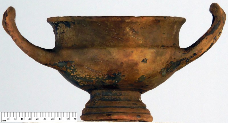 Чорнолакова чаша-канфар