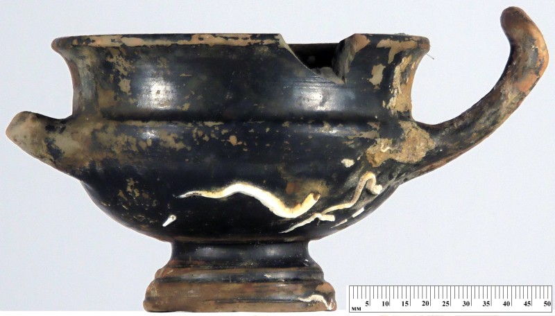 Чорнолакова чаша-канфар