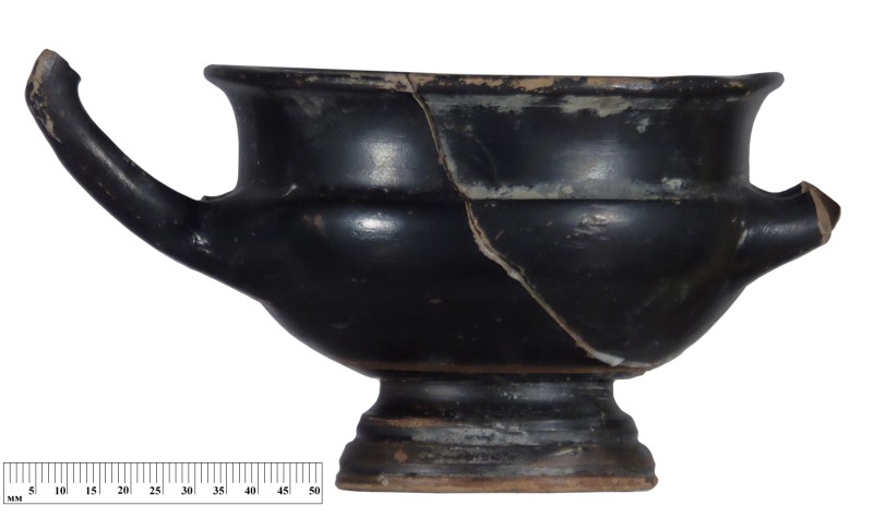 Чорнолакова чаша-канфар