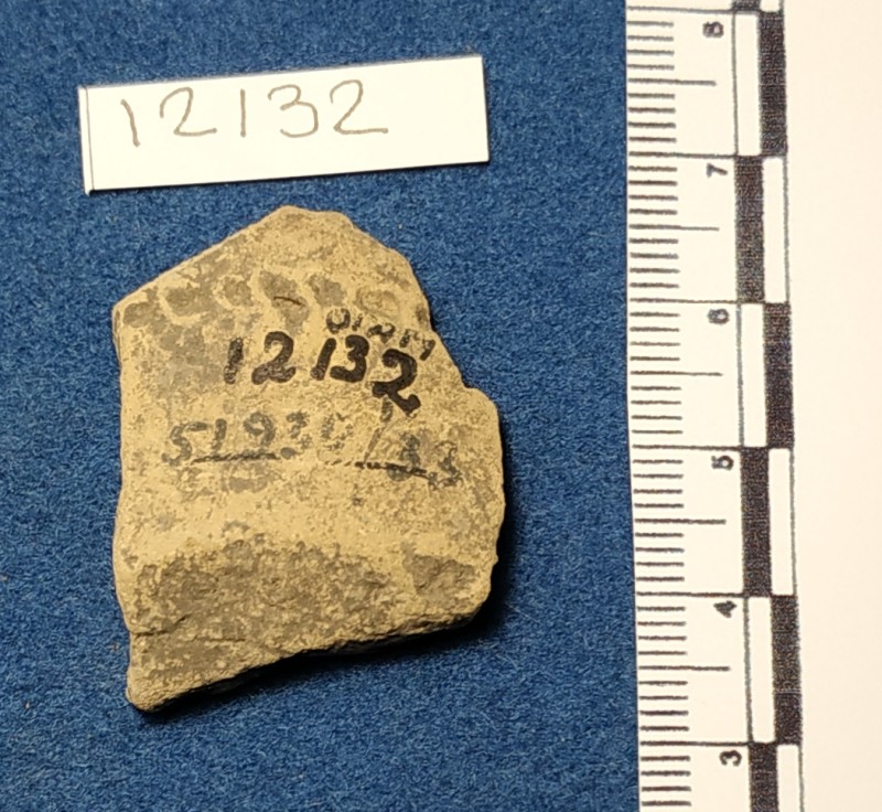 Фрагмент дна та придонної частини ліпної сіроглиняної посудини жовтого кольору ззовні