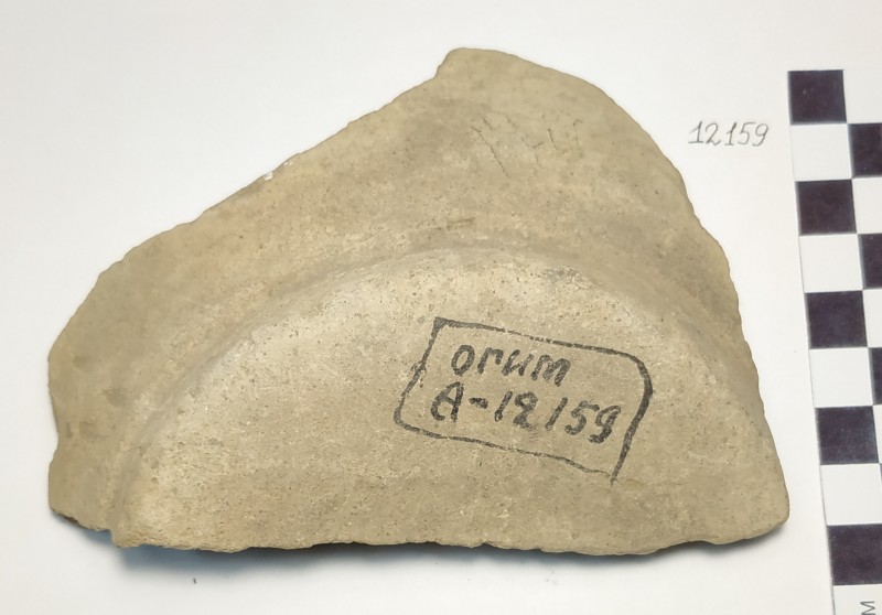 Фрагмент дна ліпної сіроглиняної посудини