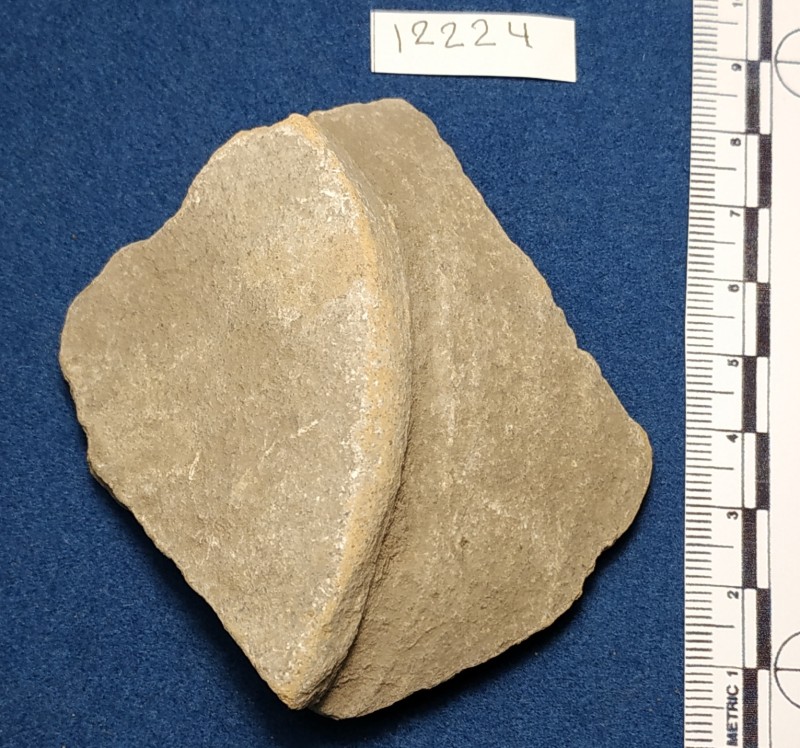 Фрагмент дна і придонної частини ліпної жовтоглиняної посудини