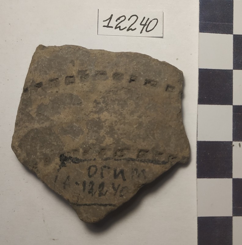 Фрагмент стінки ліпної сіроглиняної посудини