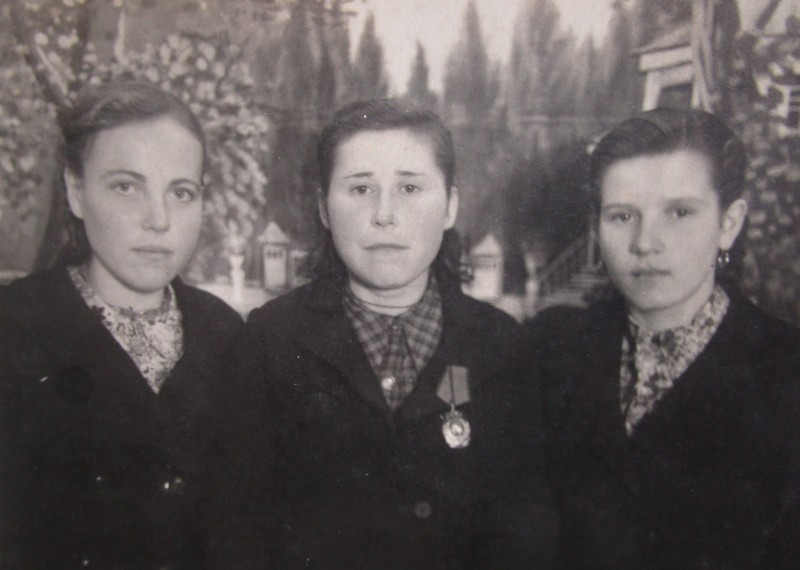 Фото групове. Мовчан Галина Дмитрівна (зліва), Мотря Малій та Больбух Марія.