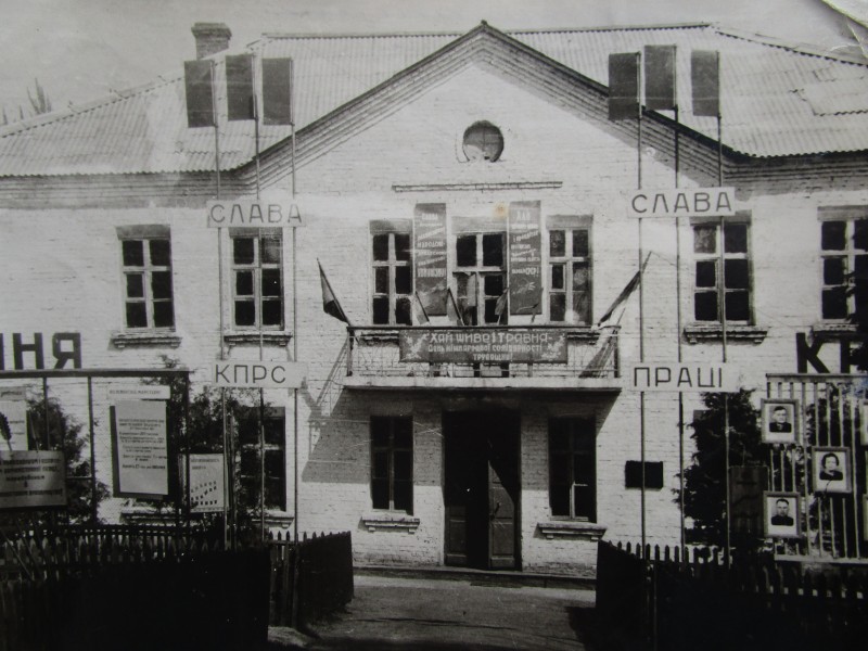 Фото. Приміщення сільгосптехніки.