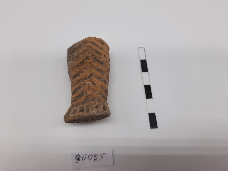 Фрагмент нижньої частини антропоморфної статуетки