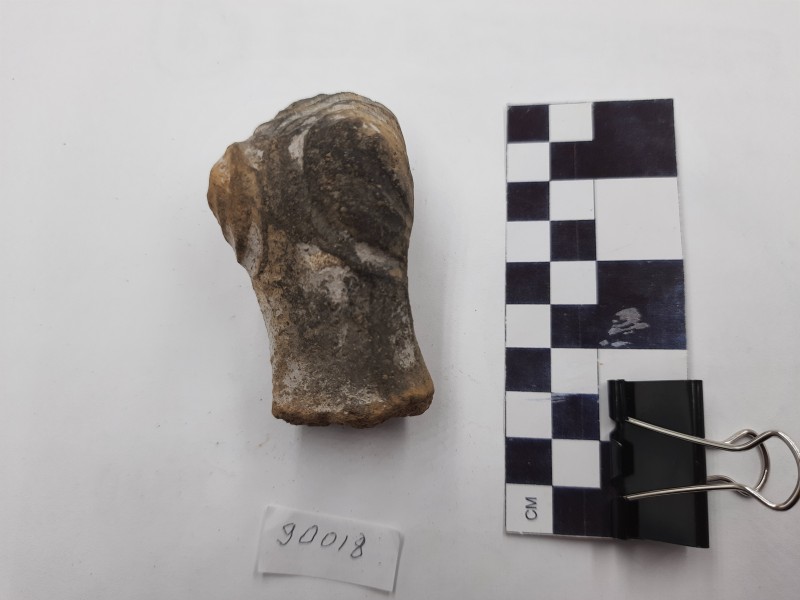 Фрагмент антропоморфного піддону посудини (?;«кармитида»).