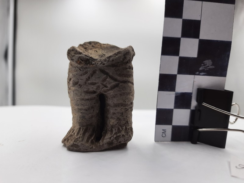 Нижня частина антропоморфної посудини (?) чи статуетки на підставці