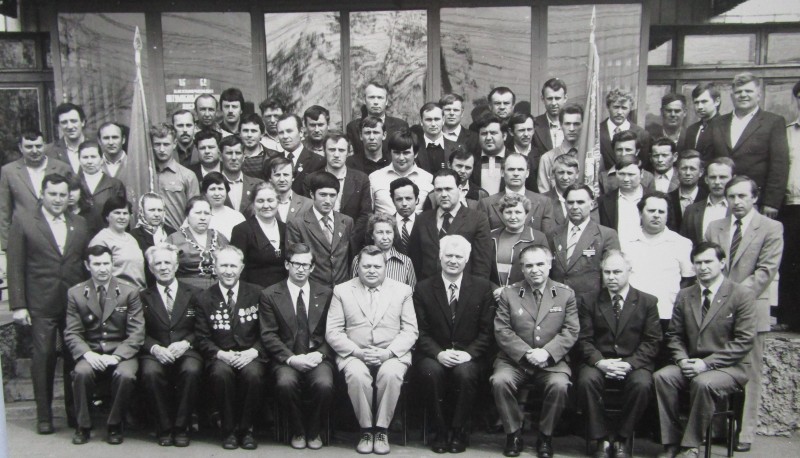 Фото групове. Біля автошколи.