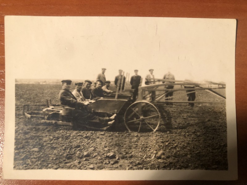 Фотографія лісопосадкової машини 1946 р.