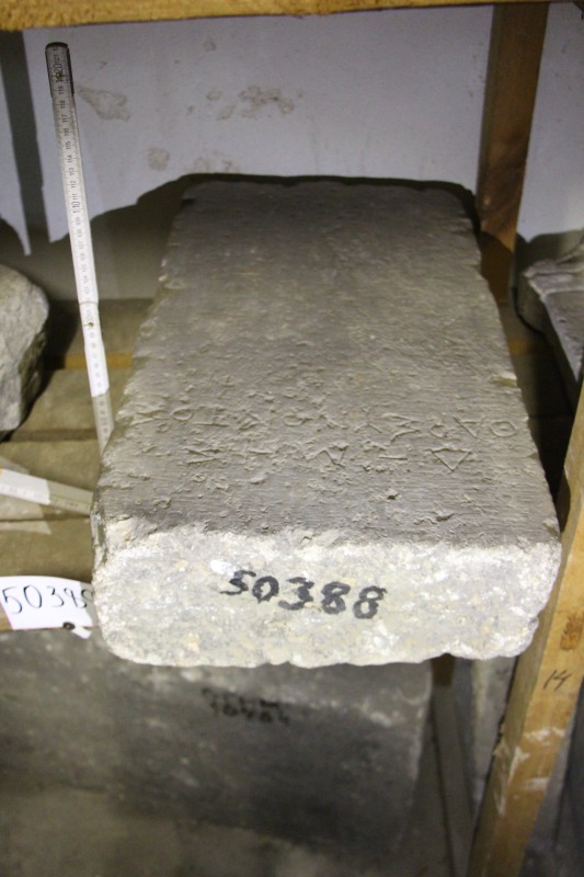 Мармурова плита з написом