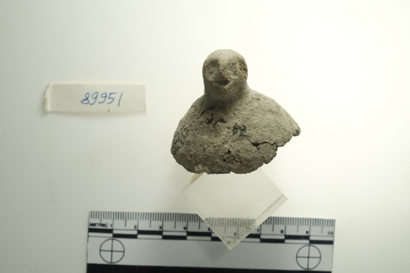 Кришка від посудини з антропоморфною ручкою (зображено голову людини).