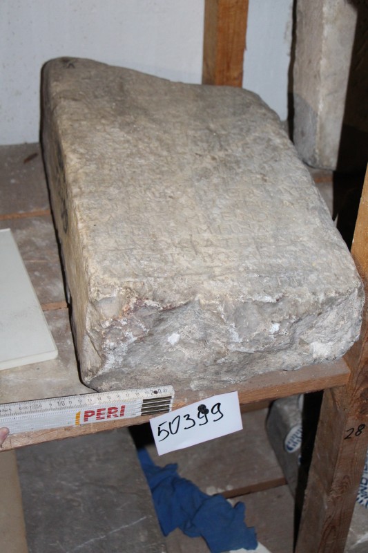 Мармурова плита з написом