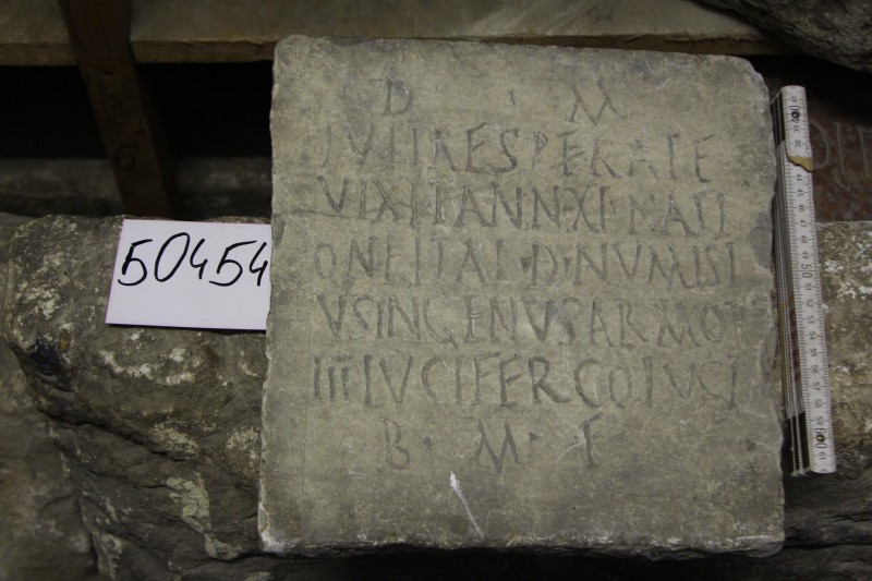 Мармурова плита з латинським написом
