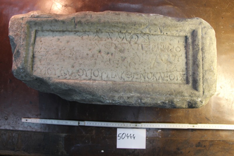 Підніжжя бокове мармурове з грецьким написом