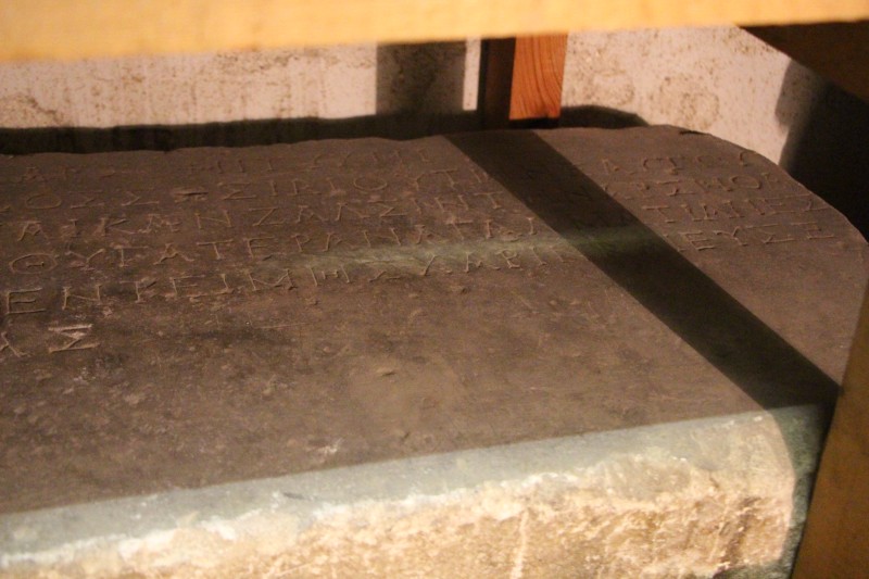 Підніжжя статуї