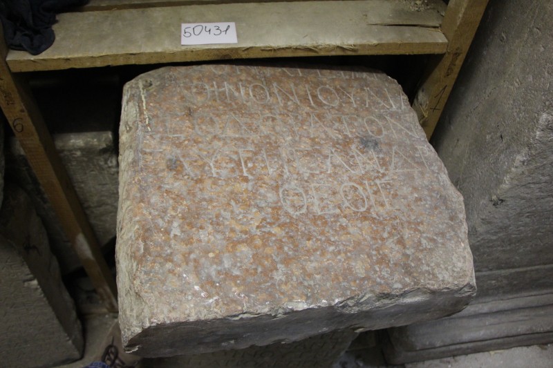 Плита червоного каменю з написом