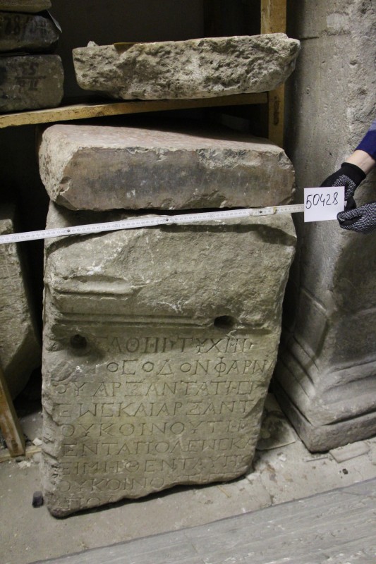 Підніжжя статуї білого мармуру