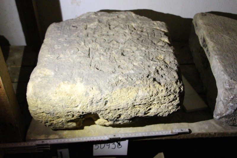 Плита надгробна з написом