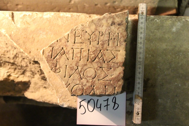 Уламок плити з написом