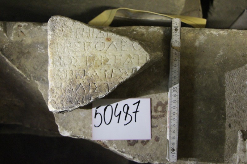 Уламок плити з написом