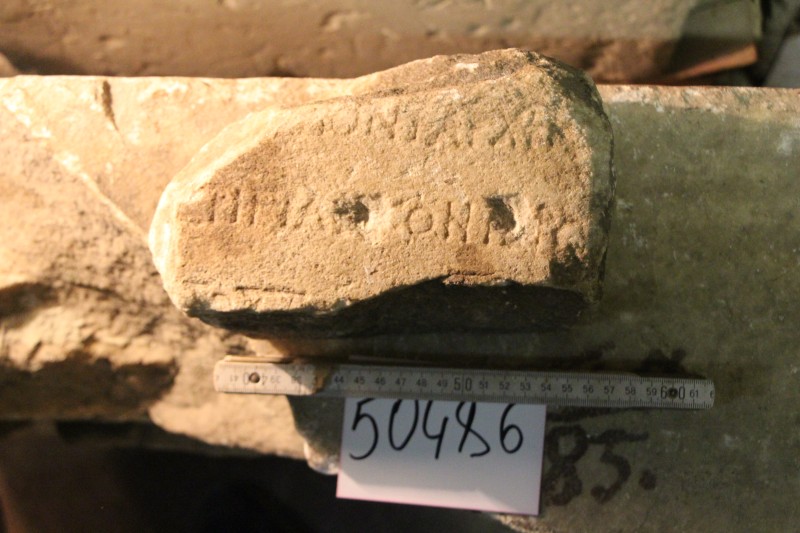 Уламок плити з написом