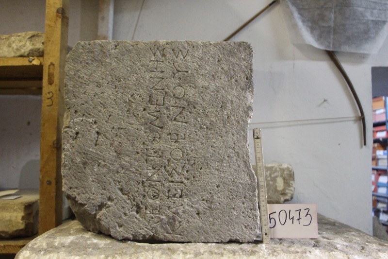 Плита з написом