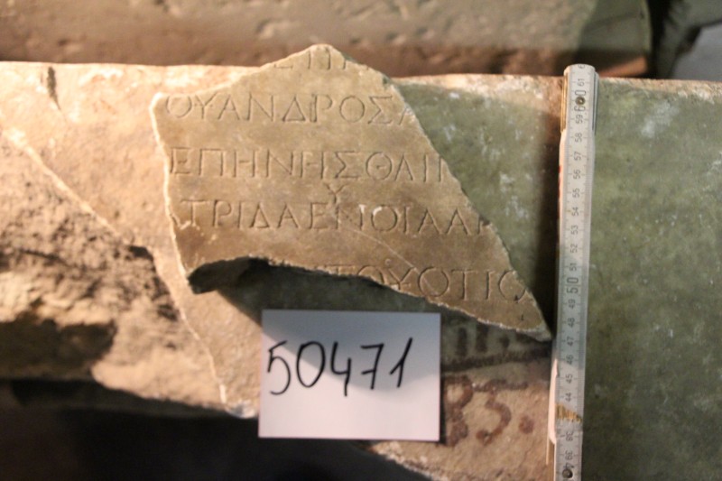 Фрагмент плити з написом