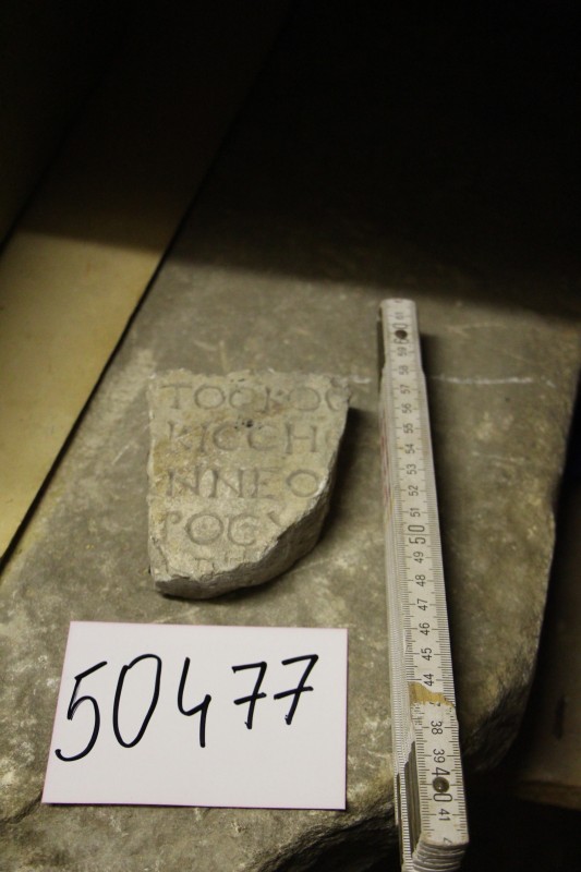 Мармурова плита з написом