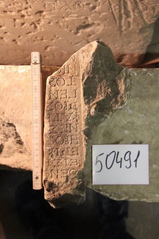 Уламок плити з написом