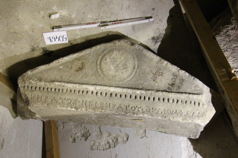 Верхня частина надгробка у вигляді фронтону